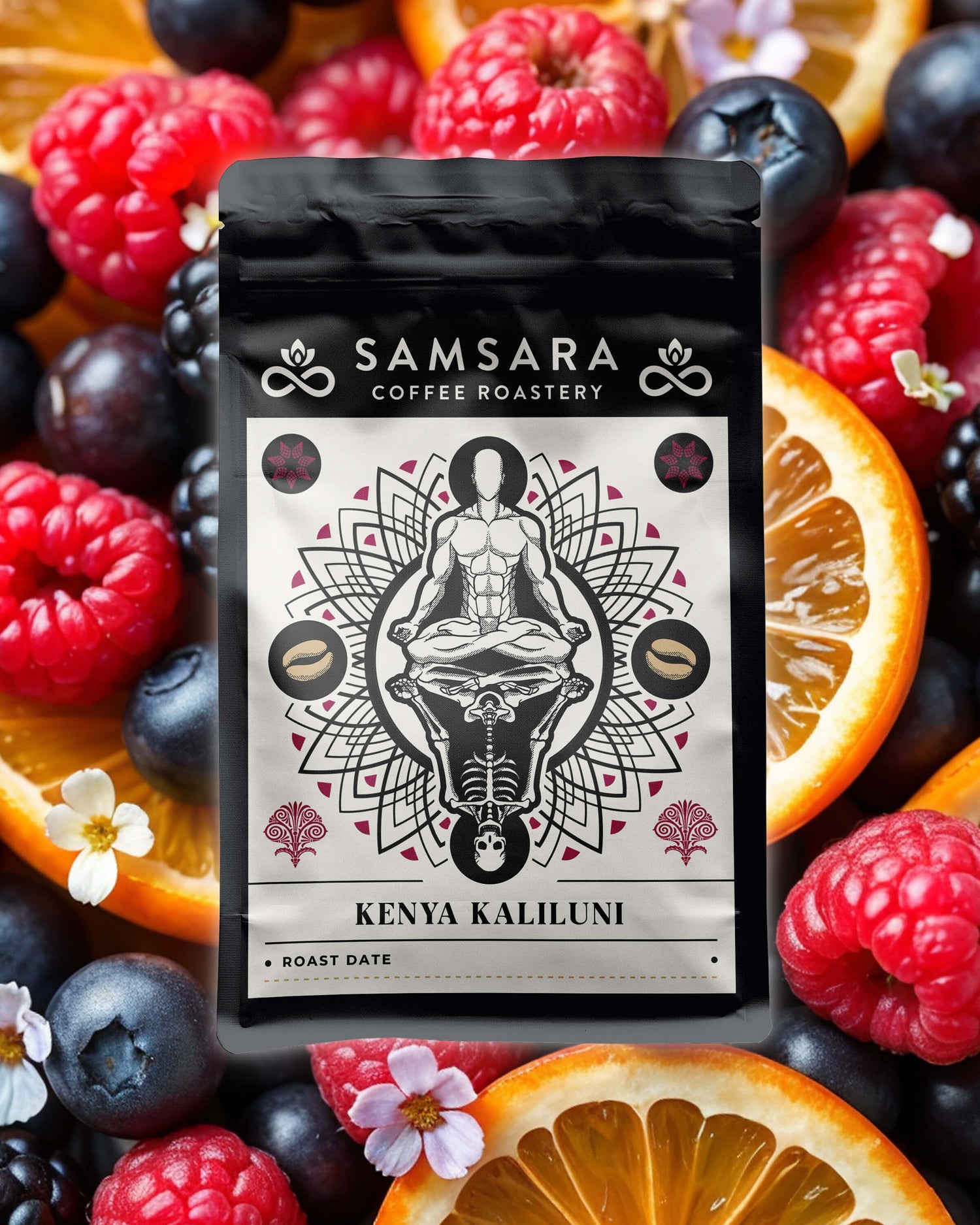 Punga de cafea Kenya Kaliluni cu background fructe de padure si portocala