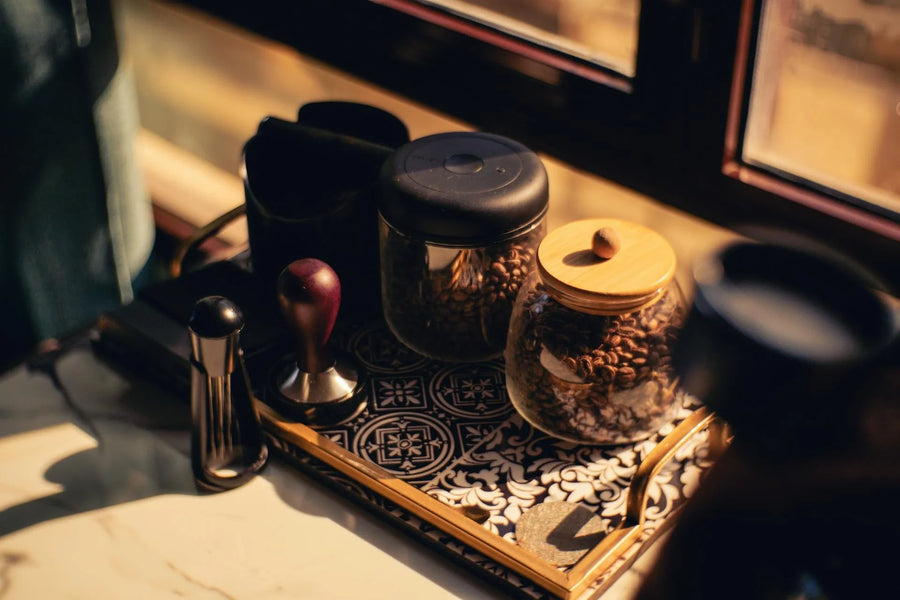 borcane de cafea pe un pervaz