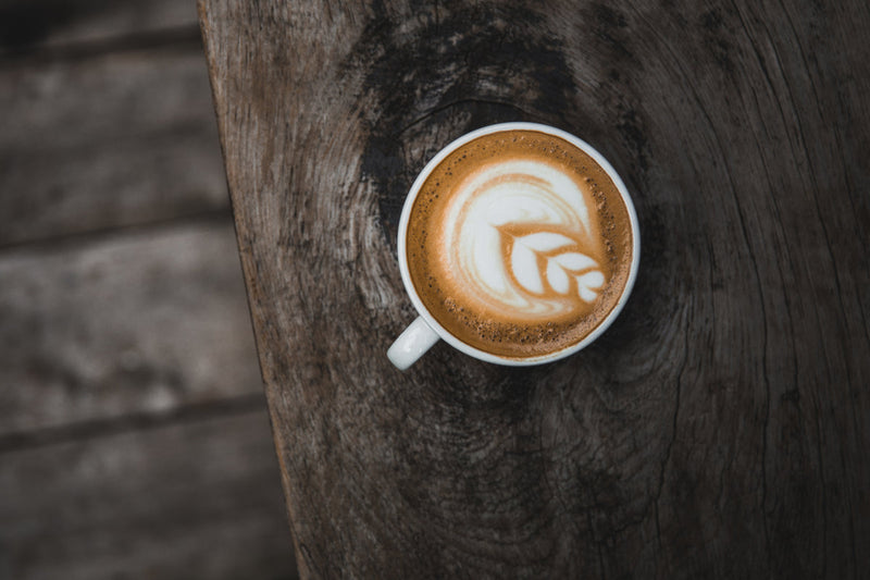 Cappuccino cu latte art pe spumă de lapte fină, văzut de sus