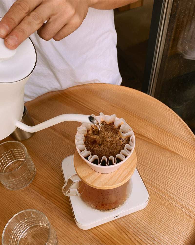 Preparare cafea pour over: apă turnată peste filtru cu ibric gât de gâscă