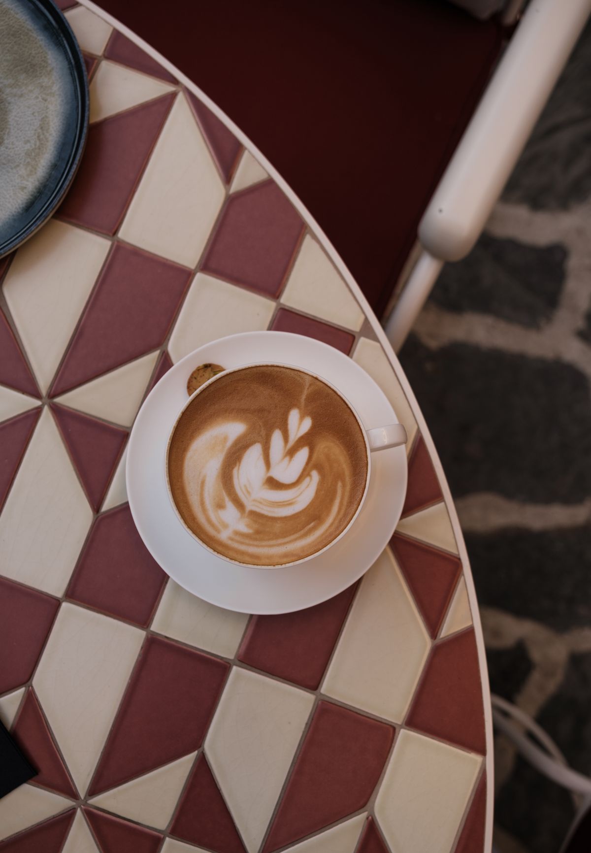 Cappuccino cu latte art văzut de sus, spumă de lapte texturată