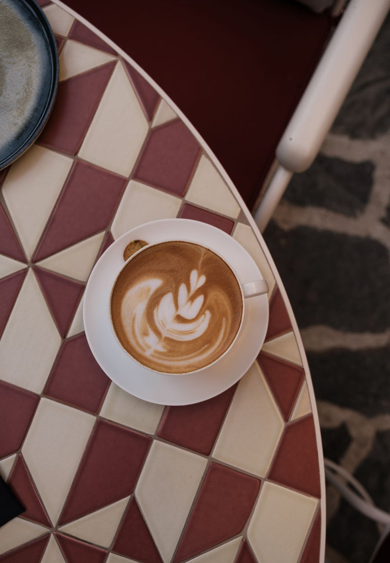 Cappuccino cu latte art văzut de sus, spumă de lapte texturată