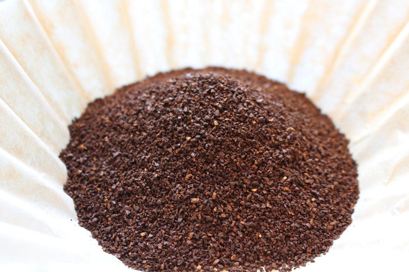 Cafea măcinată într-un filtru de hârtie, văzută de sus