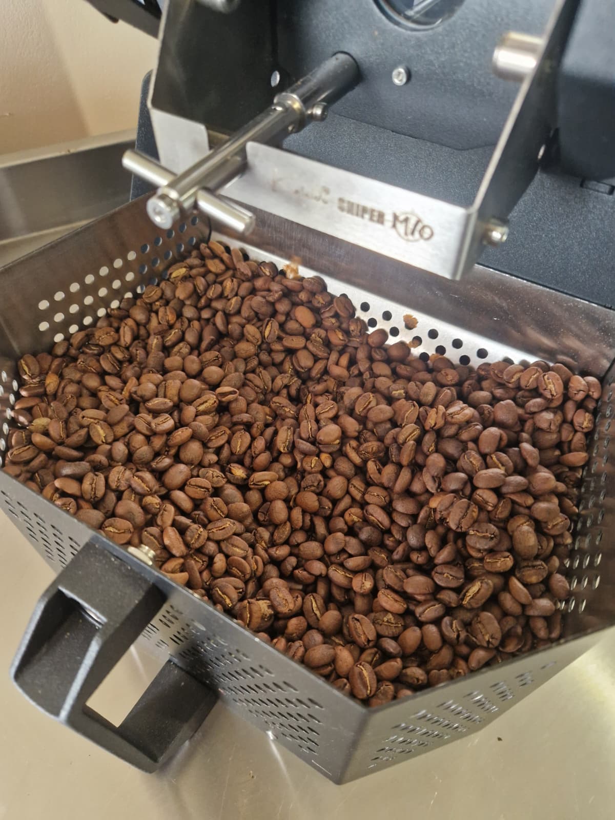 Iustin prăjind cafea la Kaleido M10s, sâmbăta dimineața