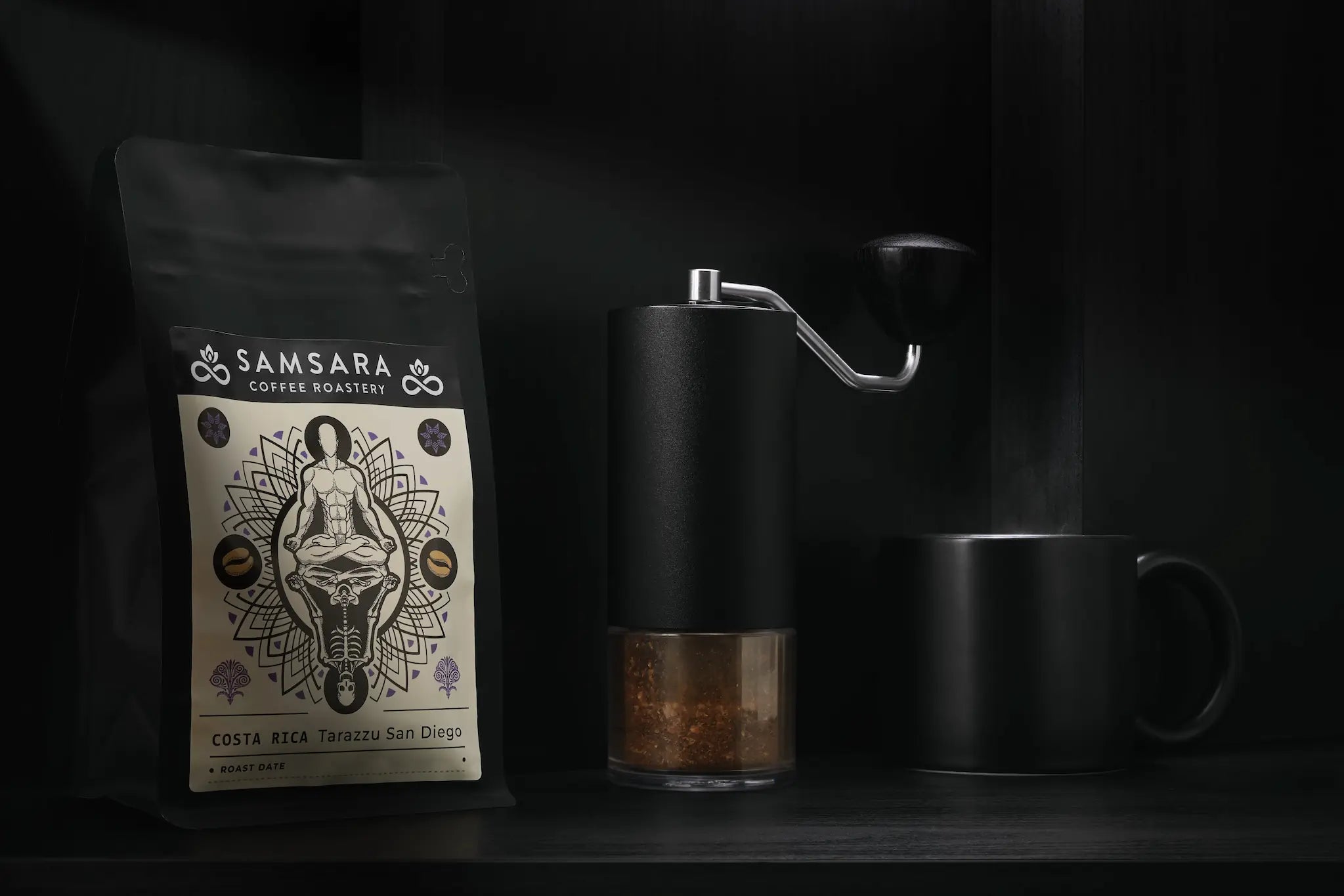 Cafea de specialitate etiopia, ransnita de cafea si o cana neagra, pe fundal negru/