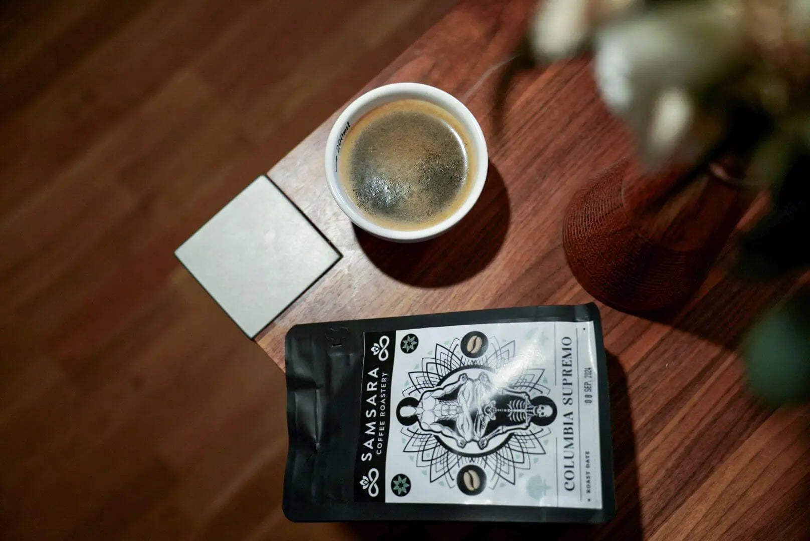 punga cafea columbia supremo si o ceasca de cafea