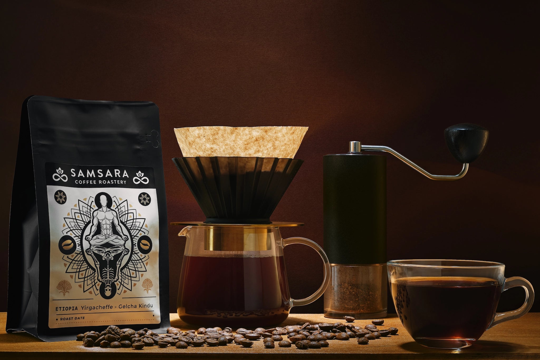 O poza cu o punga de cafea etiopia, o rasnita, un v60 si o ceasca.